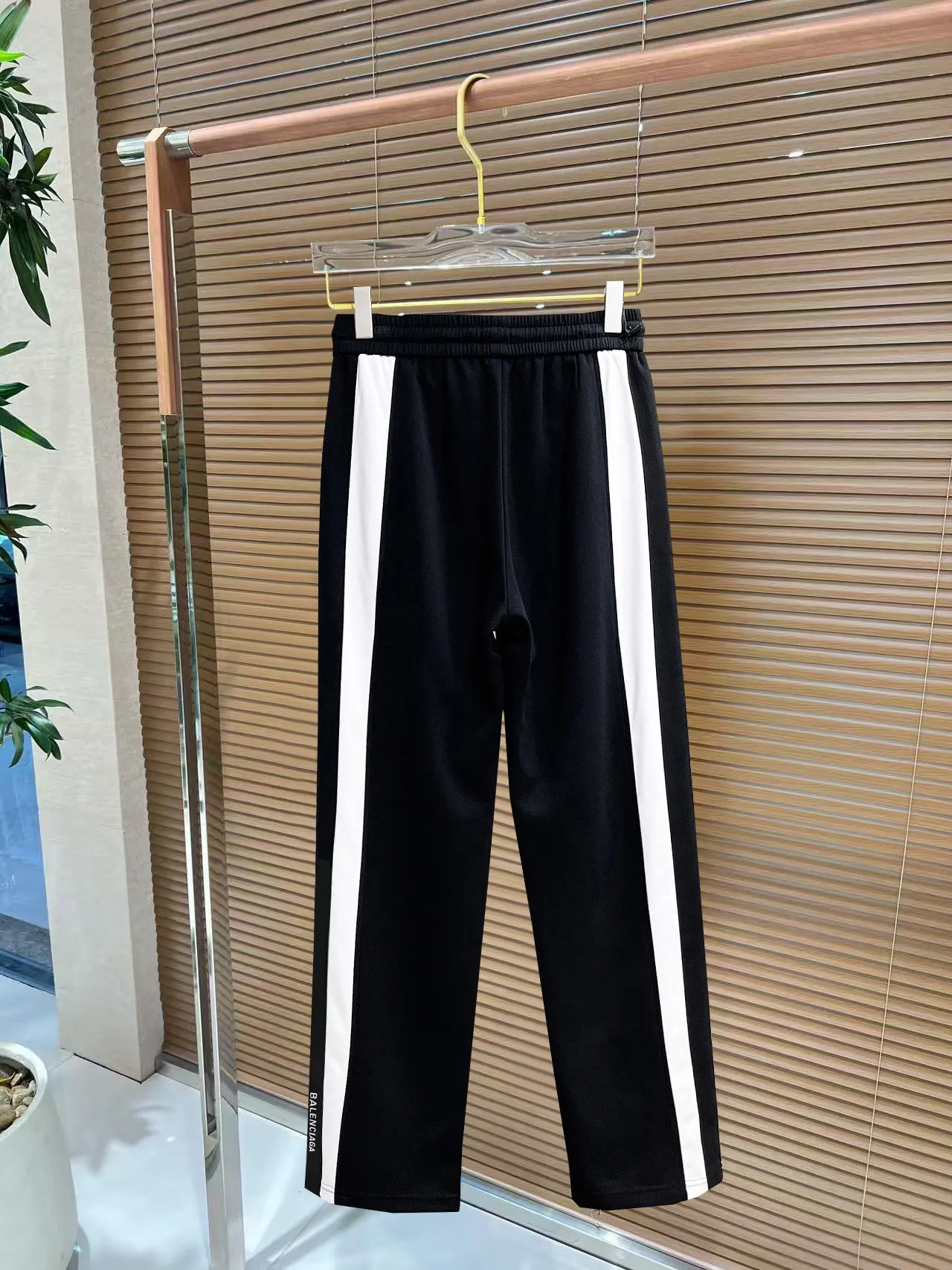 Balenciaga 🆕2026 Autumn and Winter New Arrival Casual Pants! The official website will be released simultaneously. Brand Classic LOGO casual pants, customized fabrics, excellent comfort and strong touch. Highly recognisable, perfect appearance and craftsmanship. Size:M-3XL